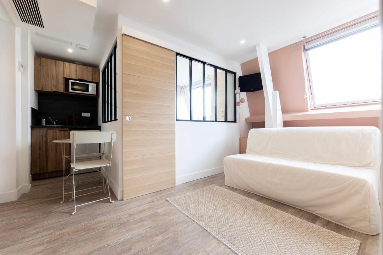 Amazing Apartment Under The Roof In Paris 8Th Eksteriør billede